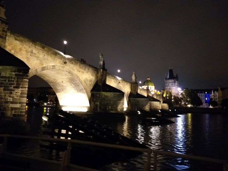 Pogled-Karlov most ponoči